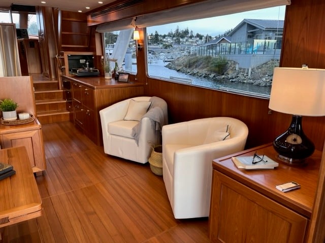62100-Salon-and-Galley-4